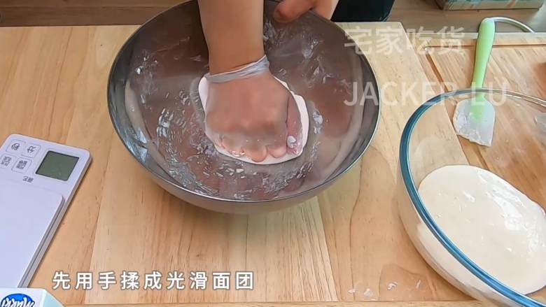 彩色汤圆水麻薯,平凡而又甜蜜的小甜点,和家人一起品尝吧。,再用手揉成光滑面团。