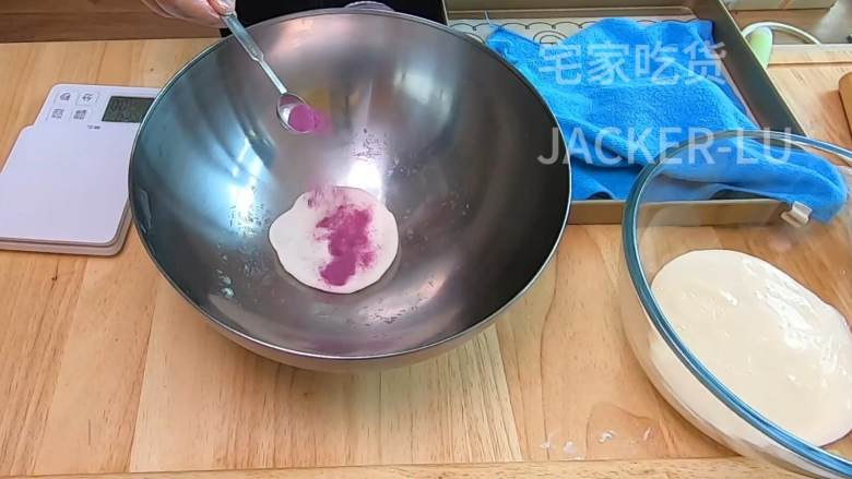 彩色汤圆水麻薯,平凡而又甜蜜的小甜点,和家人一起品尝吧。,3个小面团,1个面团摊开,撒上<a style='color:red;display:inline-block;' href='/shicai/ 10124'>紫薯粉</a>2克。
