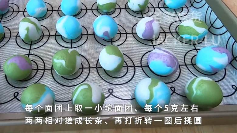彩色汤圆水麻薯,平凡而又甜蜜的小甜点,和家人一起品尝吧。,面团揉圆以后记得盖上保鲜膜,防止表面干燥。
