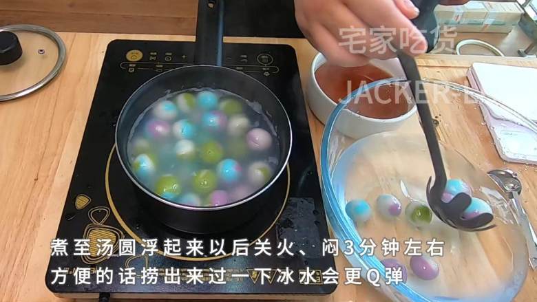 彩色汤圆水麻薯,平凡而又甜蜜的小甜点,和家人一起品尝吧。,有条件的话,捞出来过一下冰水会更Q弹。
