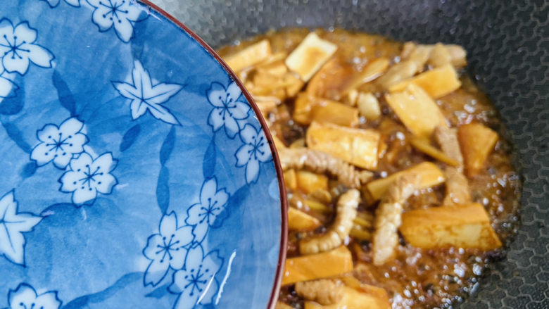 青椒炒豆干,加入适量热水焖煮至熟