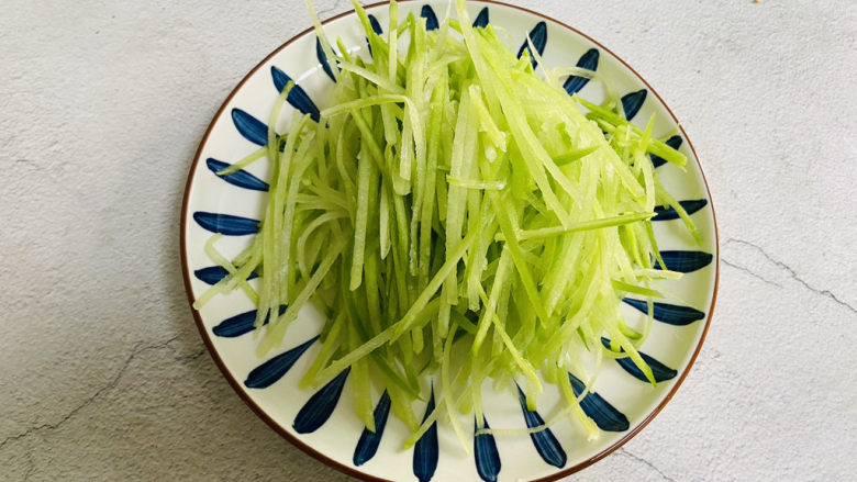 萝卜丝煎蛋减脂汤~杨幂同款,青皮绿萝卜洗净去皮擦丝备用