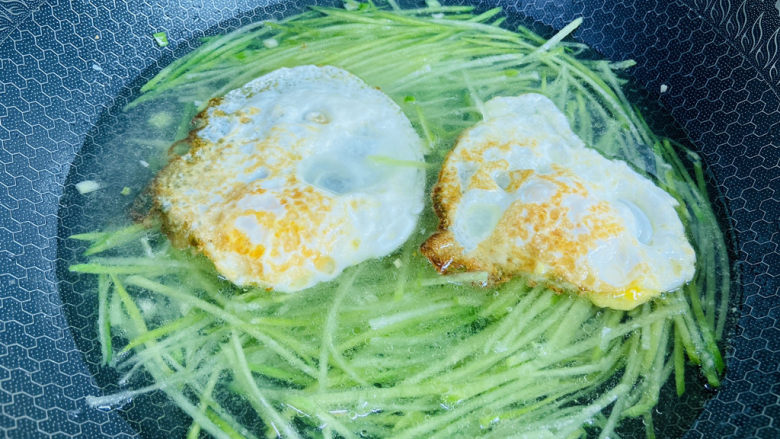 萝卜丝煎蛋减脂汤~杨幂同款,放入煎蛋,大火煮沸转中火煮五分钟