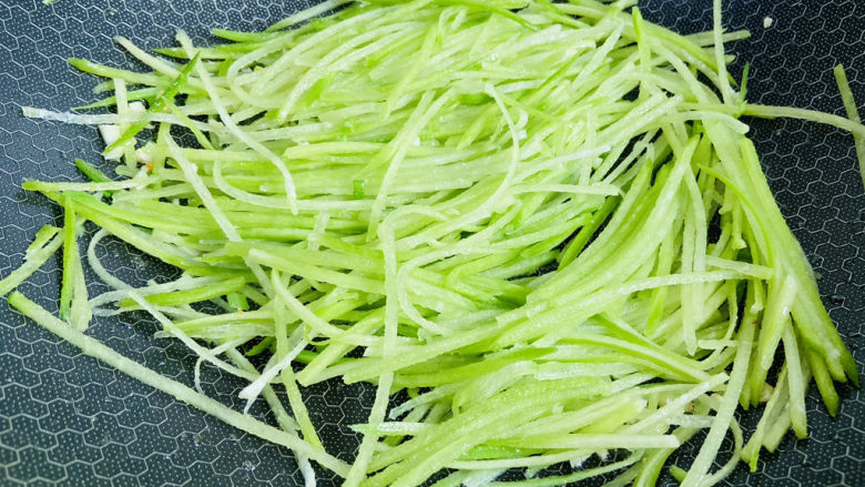 萝卜丝煎蛋减脂汤~杨幂同款,放入萝卜丝翻炒片刻