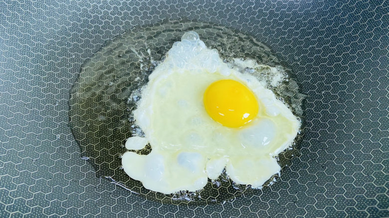 萝卜丝煎蛋减脂汤~杨幂同款,锅中加入适量食用油加热至七成热打入<a style='color:red;display:inline-block;' href='/shicai/ 9'>鸡蛋</a>煎成金黄色
