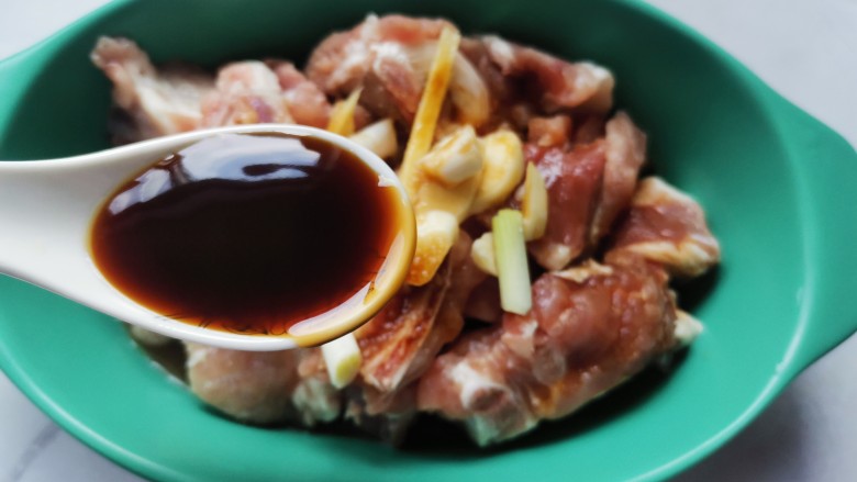 南瓜蒸排骨,加入<a style='color:red;display:inline-block;' href='/shicai/ 721'>蚝油</a>