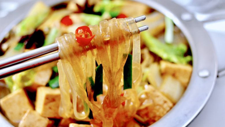 白菜豆腐粉条,出锅咯~鲜香味浓郁,大白菜的鲜甜,豆腐的香浓和粉条的筋道爽滑,简直不要太好吃咯,嘻嘻,老公米饭也多吃了两碗。