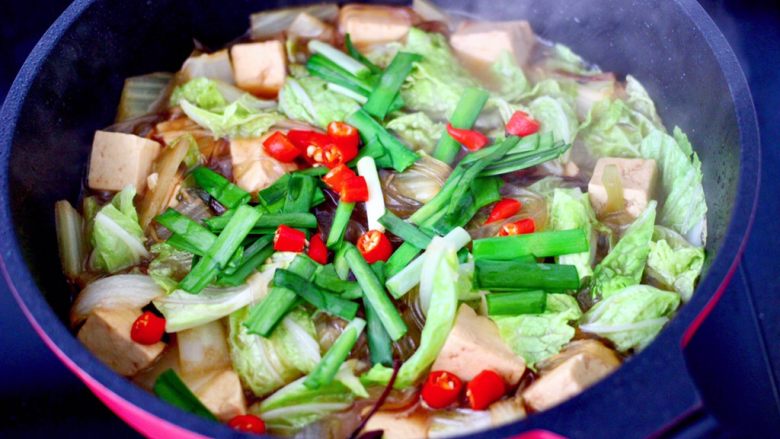 白菜豆腐粉条,加入剩下的白菜叶继续炖2分钟后,加入韭菜段和小米辣。