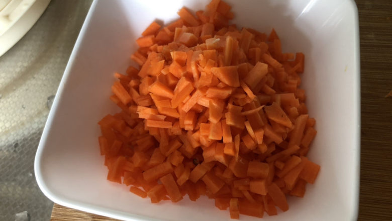 橄榄菜炒饭,胡萝卜切末,