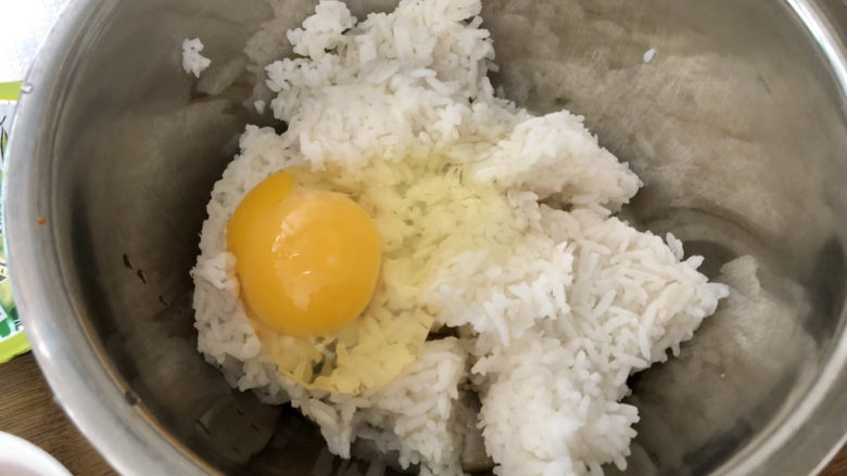 橄榄菜炒饭,我今天的米饭有点太干了,我打了一个鸡蛋