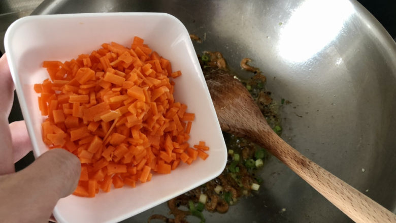 橄榄菜炒饭,转中火,下胡萝卜粒,煸炒半分钟