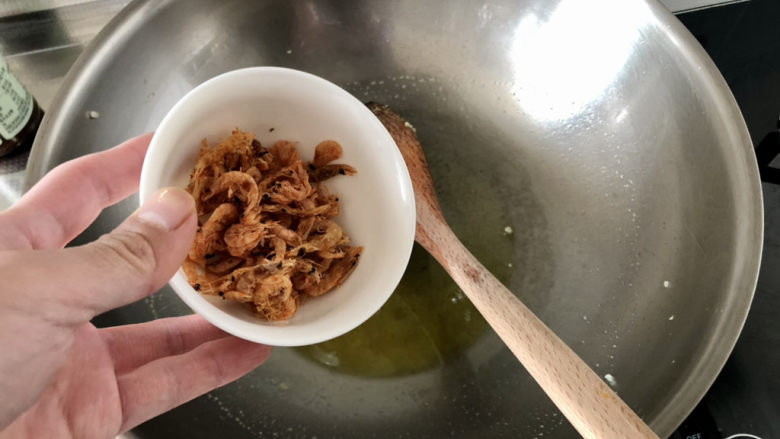 橄榄菜炒饭,锅中加少许食用油,下虾米,中小火煸香