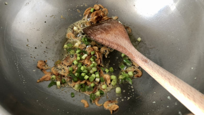 橄榄菜炒饭,下葱白,煸香