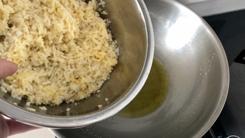 橄榄菜炒饭,热锅后加少许食用油,倒入米饭,中火不断翻炒