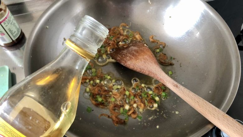 橄榄菜炒饭,淋一茶匙<a style='color:red;display:inline-block;' href='/shicai/ 718'>料酒</a>,煸炒去腥