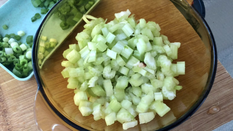 橄榄菜炒饭,芹菜切末