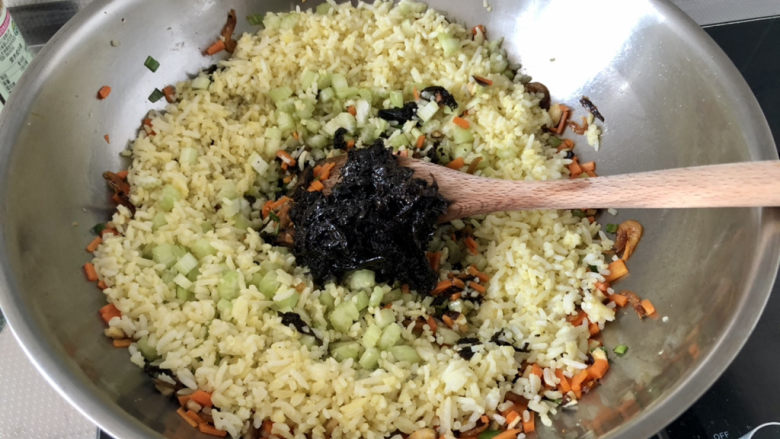 橄榄菜炒饭,加入橄榄菜,中大火,翻炒一分钟,翻炒到米饭食材粒粒均匀