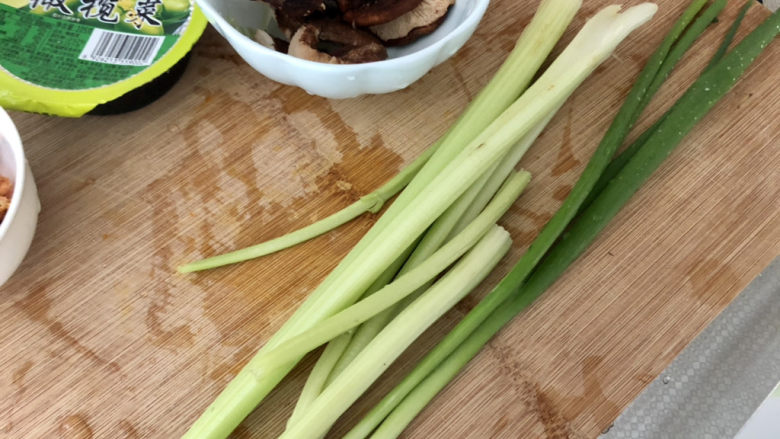 橄榄菜炒饭,芹菜去叶去筋洗净