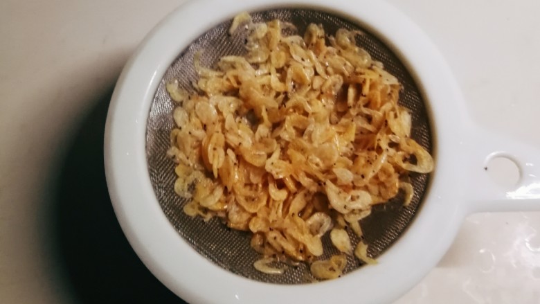 素炒南瓜,虾皮清洗干净用滤网过滤一下,控干水分。