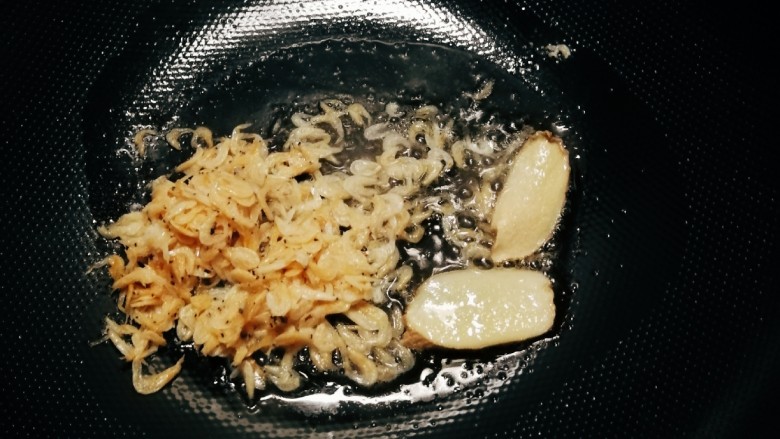 素炒南瓜,起油锅放入食用油加热,放入姜片,虾皮炒出香味。