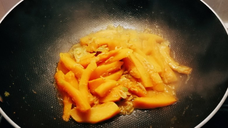 素炒南瓜,炒至南瓜软糯,适合自己的口感。