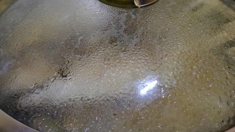 红烧金鲳鱼,盖上锅盖,文火炖,中途轻轻翻面。