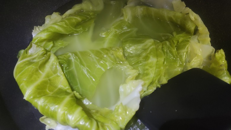 素裹杂菜,煮到叶片变软(不要煮太软,太软比较容易破)