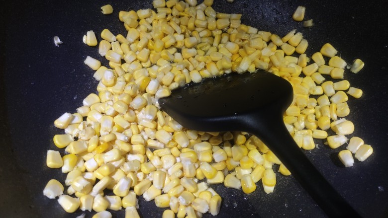 素裹杂菜,把玉米粒放入油锅翻炒
