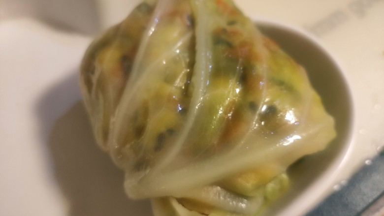 素裹杂菜,包好后反过来,完成一个