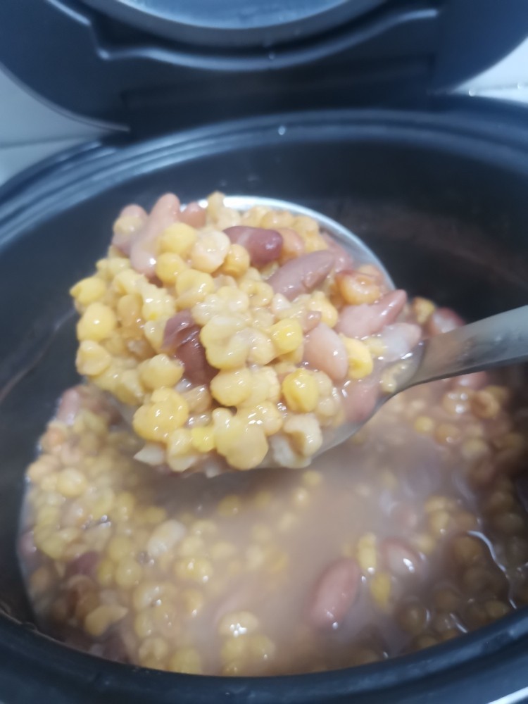 大碴子粥,第一次完成后加小苏打，在煮粥按键一次