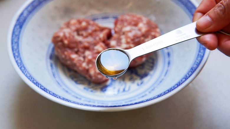 白菜包肉,肉馅中依次加入<a style='color:red;display:inline-block;' href='/shicai/ 718'>料酒</a>,去腥增香