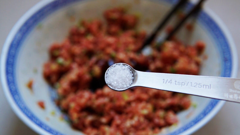 白菜包肉,加盐调味,继续搅拌均匀备用