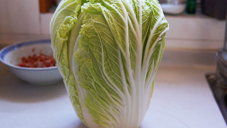 白菜包肉,白菜包肉要选为大白菜,最好是叶子发绿的白菜口感发甜,更容易煮烂