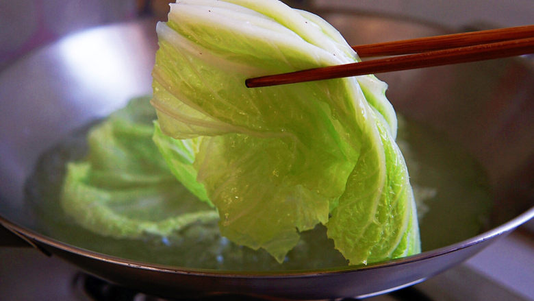 白菜包肉,水开后加一克盐,白菜叶如果焯烫至变软,夹出