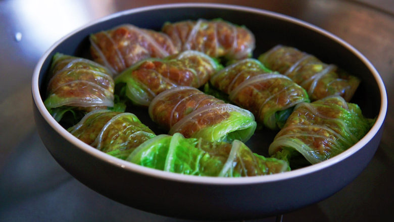 白菜包肉,锅上气后将白菜码放入盘中放入蒸锅中,大火蒸十分钟