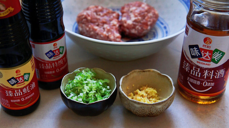 白菜包肉,准备好肉馅,我是买的现搅的<a style='color:red;display:inline-block;' href='/shicai/ 34374'>猪肉馅</a>,姜擦成蓉,葱切成碎末