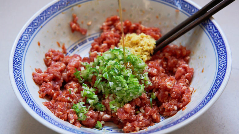白菜包肉,放入姜戎、葱末,淋上<a style='color:red;display:inline-block;' href='/shicai/ 3738'>芝麻油</a>,将肉馅搅拌均匀