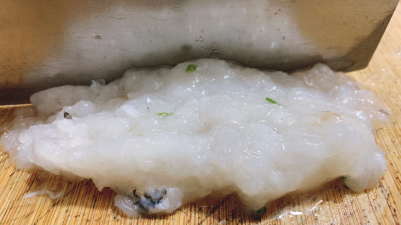 鳕鱼饼,再用刀刃切碎,变成鱼肉糜,这样更细腻。