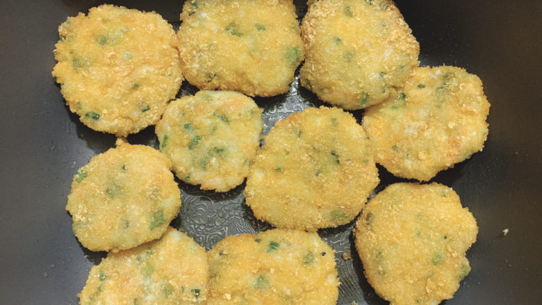 鳕鱼饼,定型后翻面,煎到两面变结实,然后表皮比原先更加金黄。