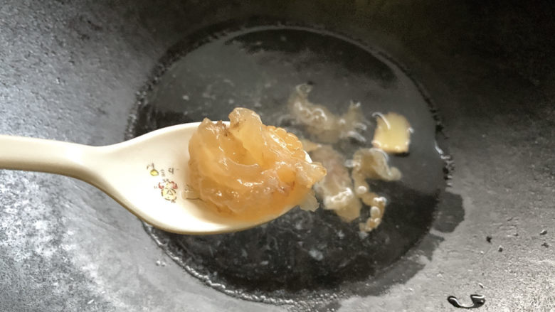 牛奶炖花胶,然后小火不断煮至花胶吸饱水分,呈现透明胶软状态。