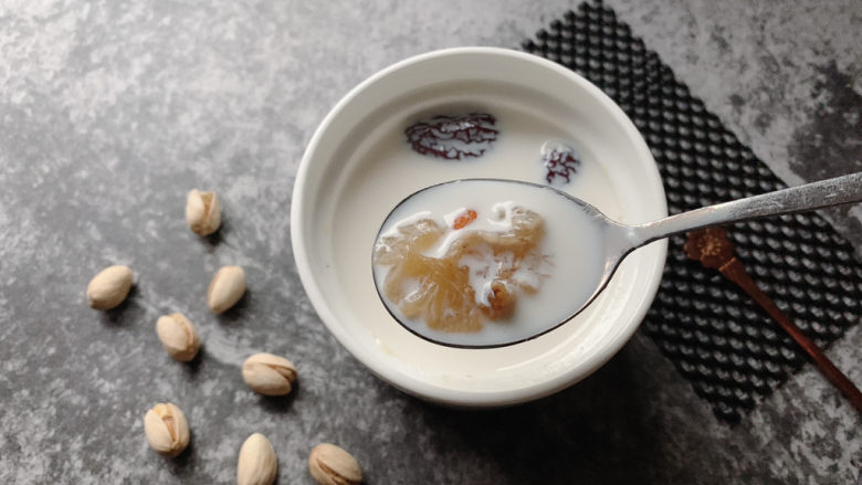 牛奶炖花胶,滋补有胶质的牛奶炖花胶完成~