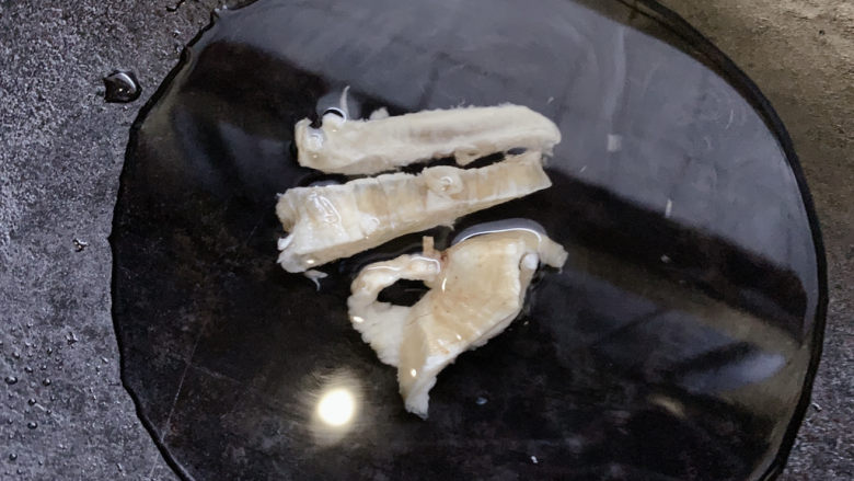 牛奶炖花胶,然后次日,凉水入锅中煮至沸腾