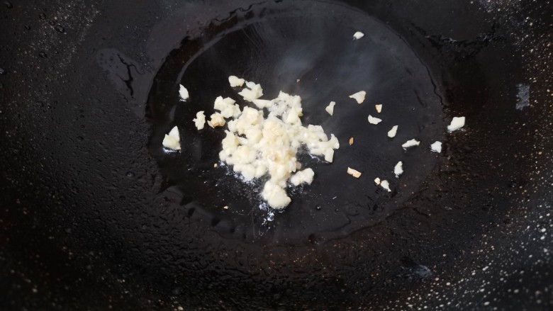 素炒南瓜,锅烧油,把蒜蓉放入爆香