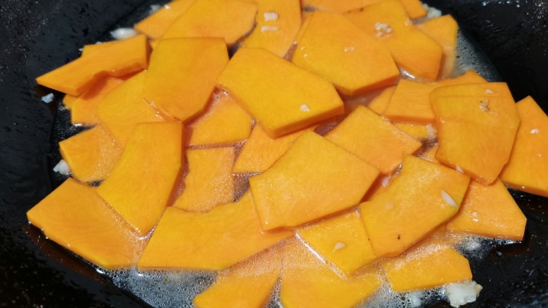 素炒南瓜,加入食用盐,加少许清水