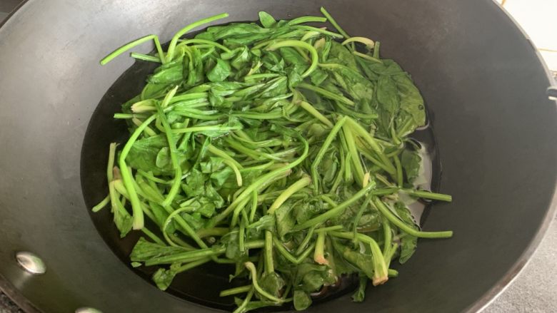 菠菜丸子汤,大概半分钟左右就可以了,捞出来沥下水