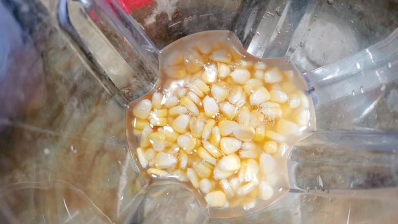 玉米粑粑.,再放入豆浆机里,加入少许水