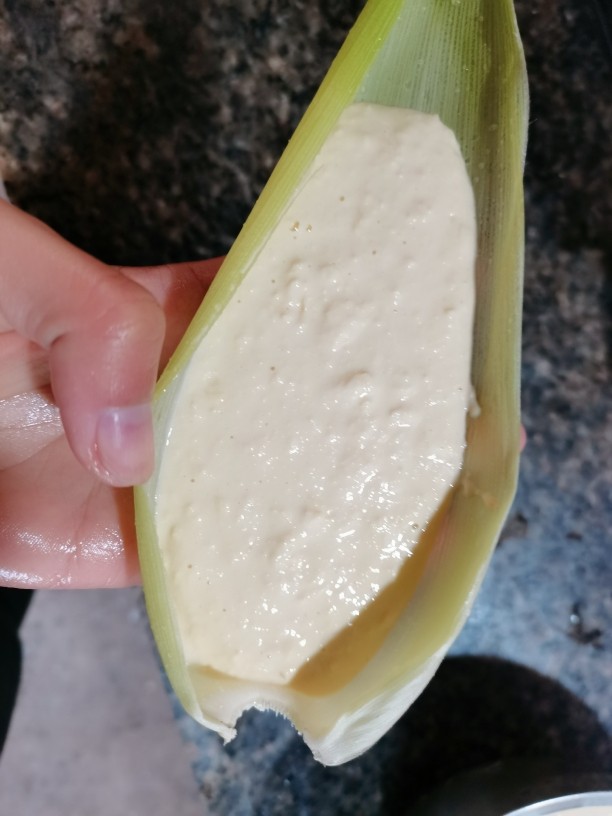 玉米粑粑.,再把玉米糊装在玉米外衣上,八分满即可