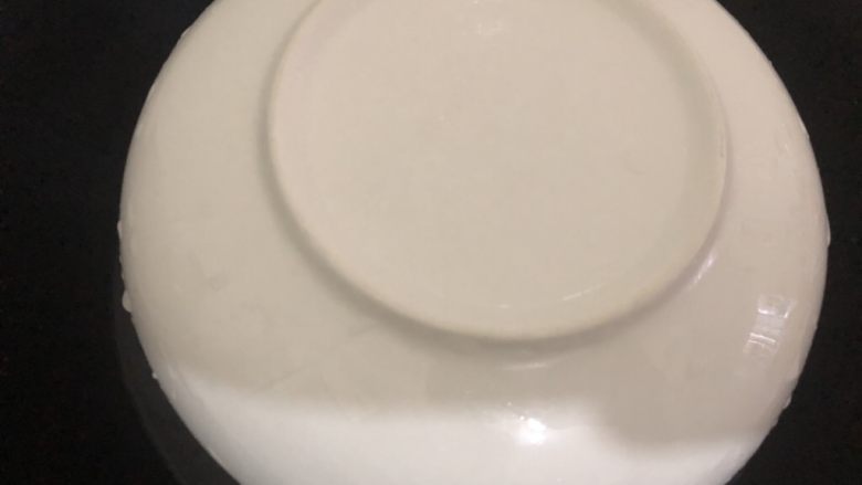 虾皮鸡蛋羹,盖上一个碟或者保鲜膜,蒸10分钟焖几分钟