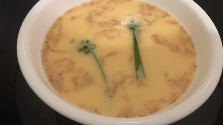 虾皮鸡蛋羹,加入鸡蛋液里摆个造型吧,宝宝看着会很喜欢