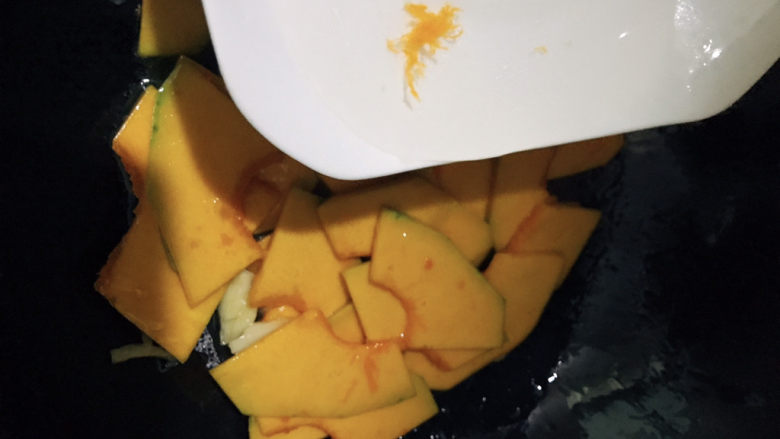 素炒南瓜,倒入适量温水